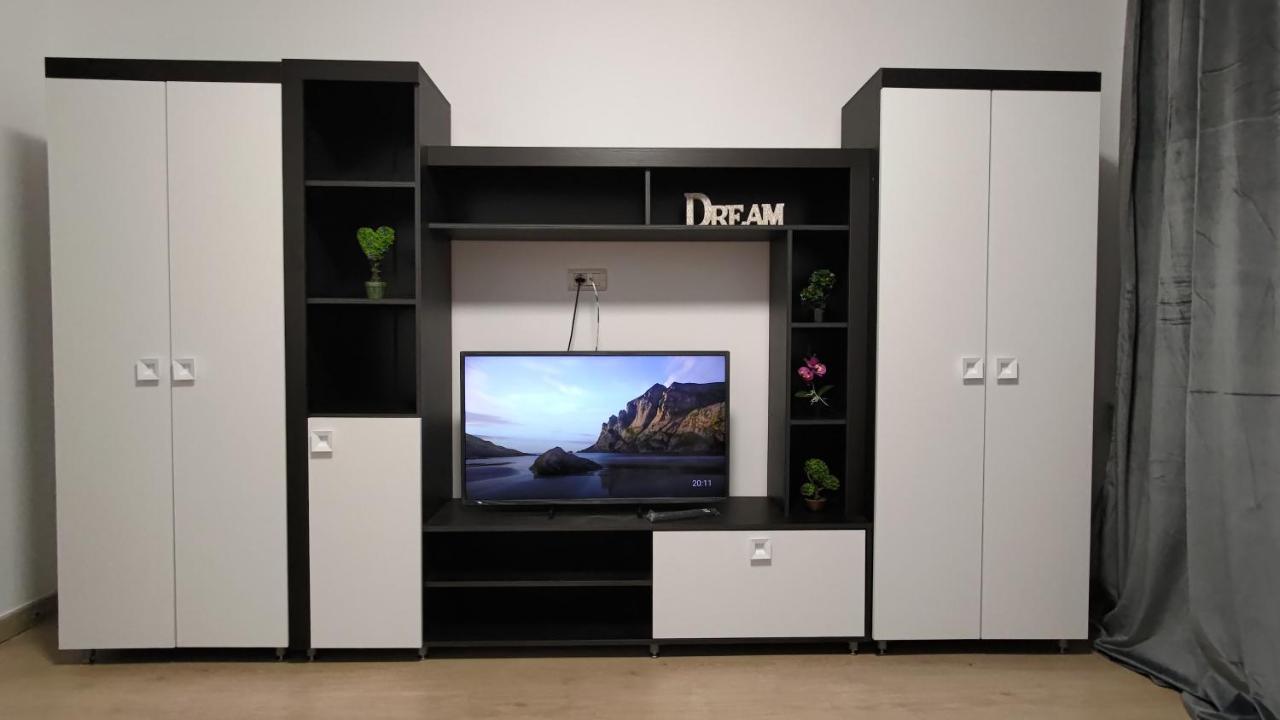 Garsoniera 30Mp Chrysflatty1 - Free Netflix Apartment Arad Exterior photo